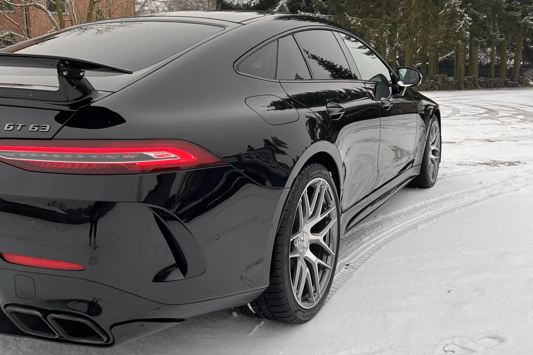 Czarne Porsche po kompleksowym detailingu