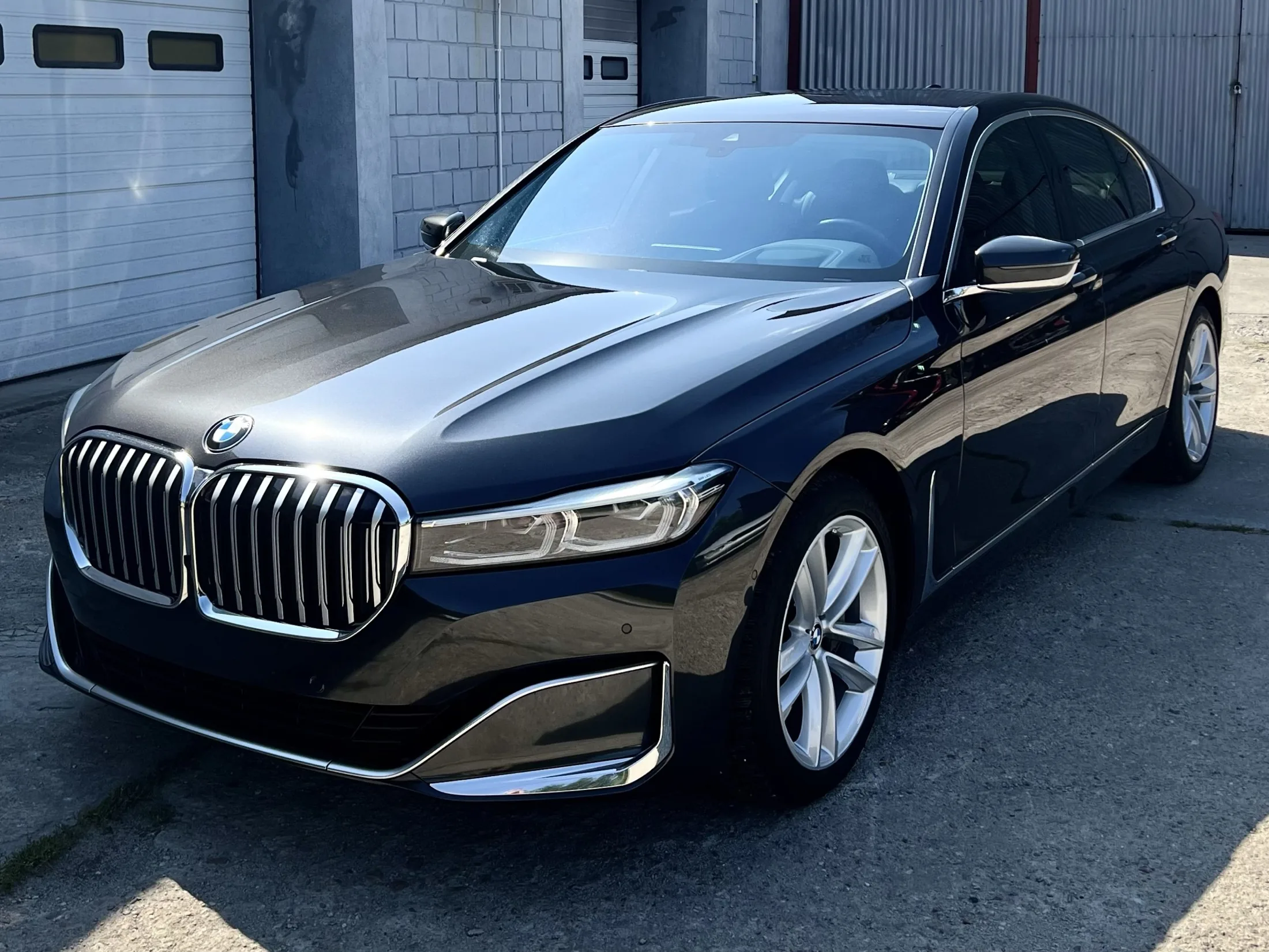 Czarne BMW po pielęgnacji lakieru